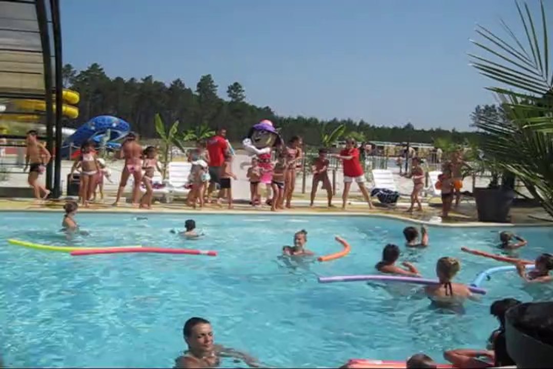 Camping lila carabouille et le mini club a la piscine 25.07.13