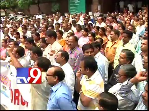 Seemandhra Secretariat employees protest A.P bifurcation
