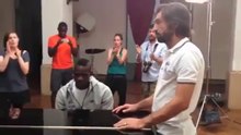 Balotelli play piano
