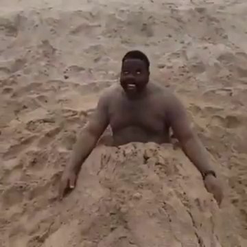 Un zombie à la plage... Comme the Walking Dead!!