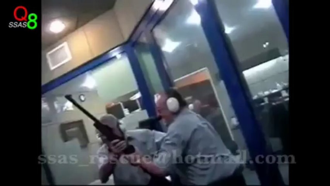 اضحك على اللي يرمون بالسلاح