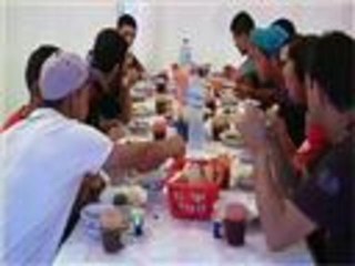 متطوعون جزائريون يقدمون وجبات مجانية برمضان