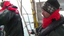 Le froid et la pluie ont rattrapé le voilier scientifique. Pour l'équipage, la station de prélèvements est un peu plus rude © A.Deniaud/francetv nouvelles écritures/Thalassa/Tara Expéditions