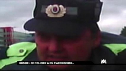 Un policier russe fait 1km sur le capot d'un chauffard !