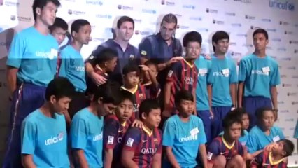 El "mago" Messi vence al "guapo" Neymar en la visita del Barça a Tailandia