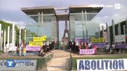 Devant le Mur pour la Paix, des anti-nucléaire commémorent le bombardement d'Hiroshima