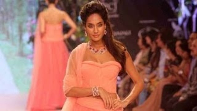 Lisa Haydon Show Stopper For Nirav Modi Jewels Show @ IIJW 2013 !