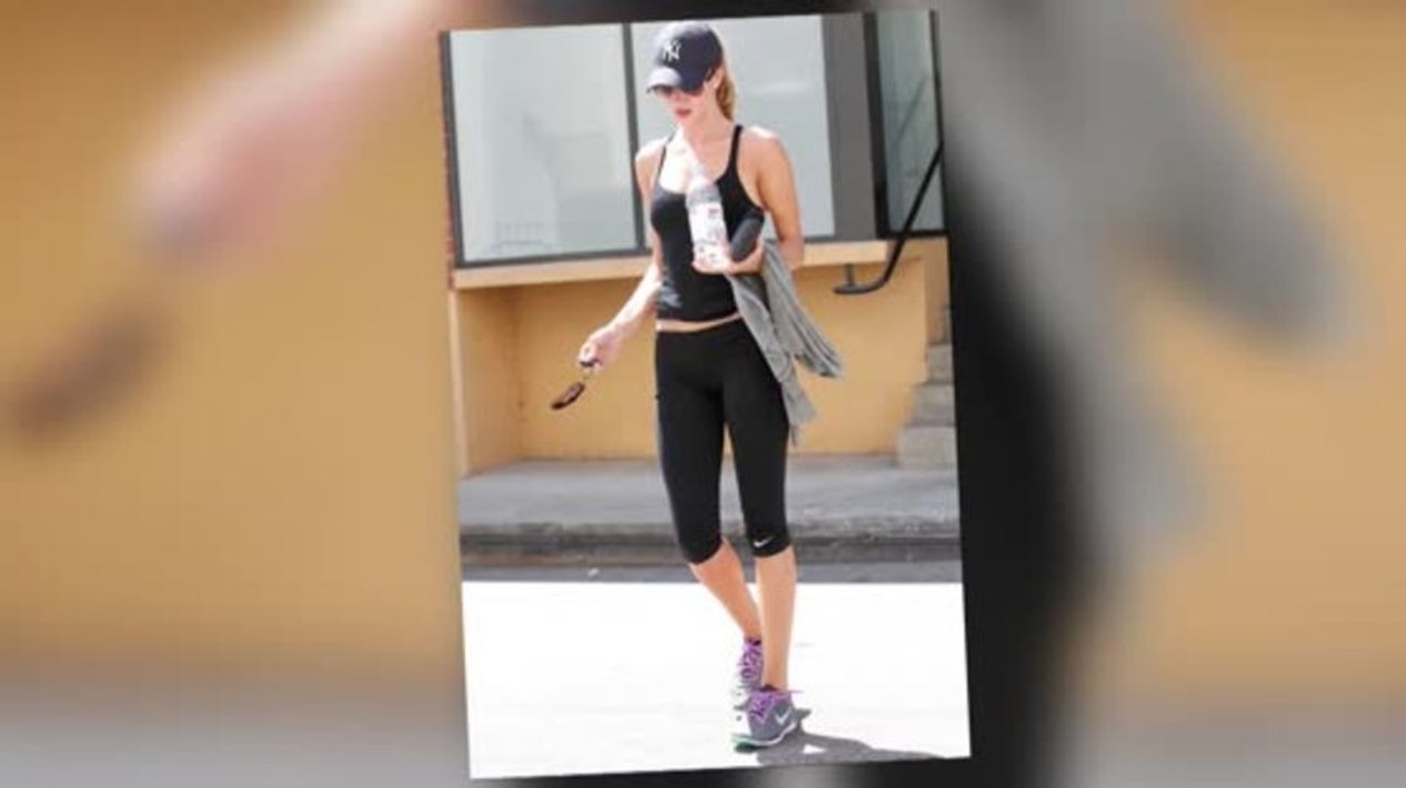 Lycra-Clad Rosie Huntington-Whiteley Flashes Her Toned Tum After Workout Class