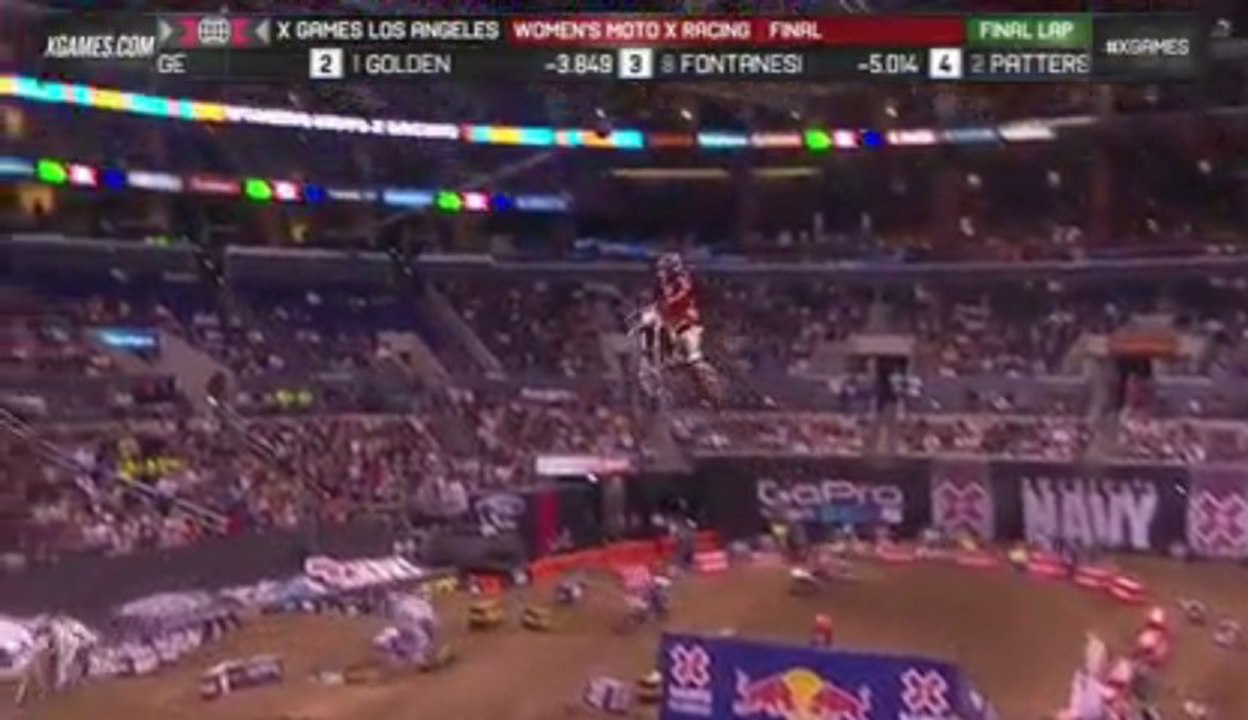 She though she was the winner and fall 10m before the finish line - Epic FAIL