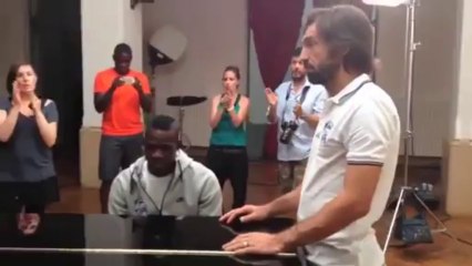 Balotelli emoziona con l'inno italiano al piano 🎶
