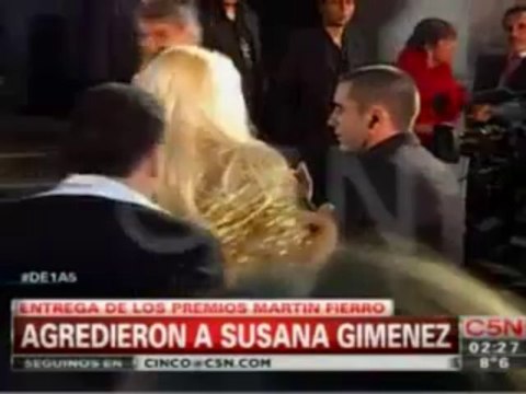 SUSANA AGREDIDA EN LA ALFOMBRA ROJA DE LOS MARTÍN FIERRO