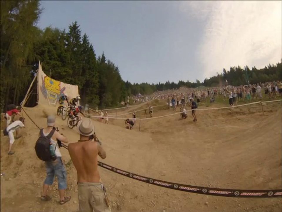Dépassement sur un wallride en VTT