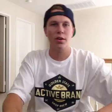 Gros fail du gars sur sa chaise... Il remercie ses fans et se casse la gueule tout seul !!