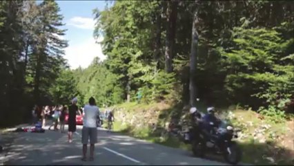 Скачать видео: Il saute au-dessus du peloton en VTT