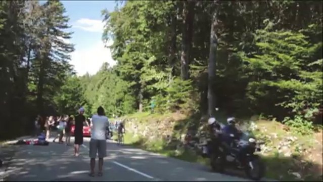 Il saute au-dessus du peloton en VTT