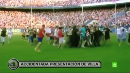 David Villa bousculé pendant sa présentation à l’Atlético Madrid