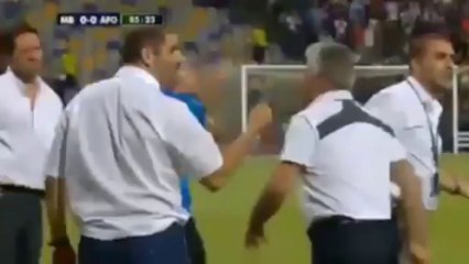 Apoel coach showing middle finger  - bribe-taking UEFA - Maribor-Apoel