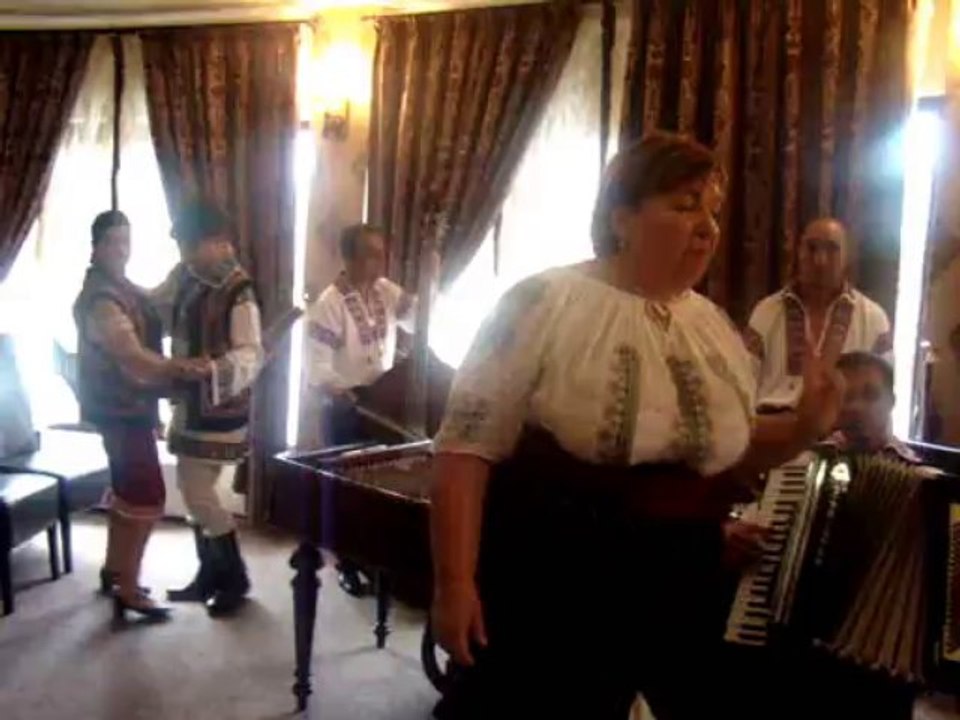 Valentina Postolachi şi Ansamblul folcloric "Floricica de la munte", in Tabara de creatie si recreatie de la Piatra Neamt, 26 iulie 2013