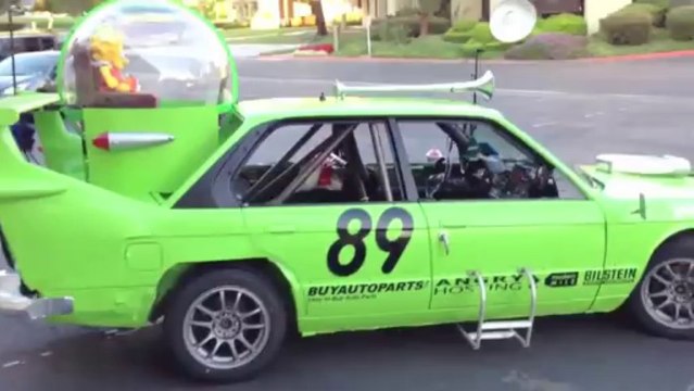 Il recrée la voiture d’Homer Simpson et la teste sur circuit