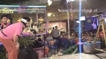 Poulet catapulté et robots serveurs dans les restaurants de Bangkok
