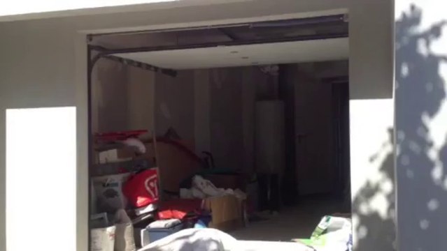 Porte de garage sectionnelle plafond Base Matic, finition Trend, blanche motorisée et posée par APG Accès Portes de garage