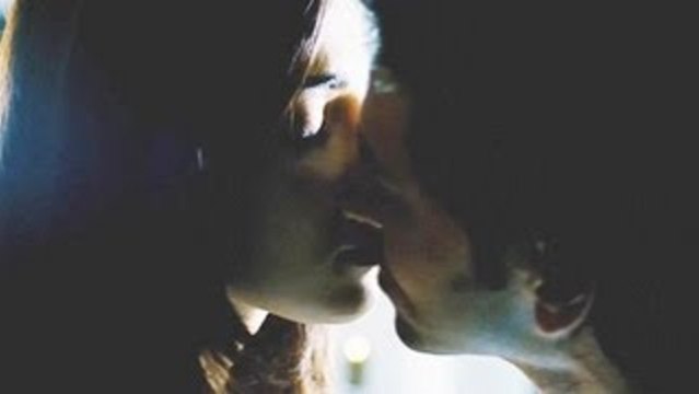 Hrithik Roshan & Priyanka Chopra's Hot Kiss In Krrish 3