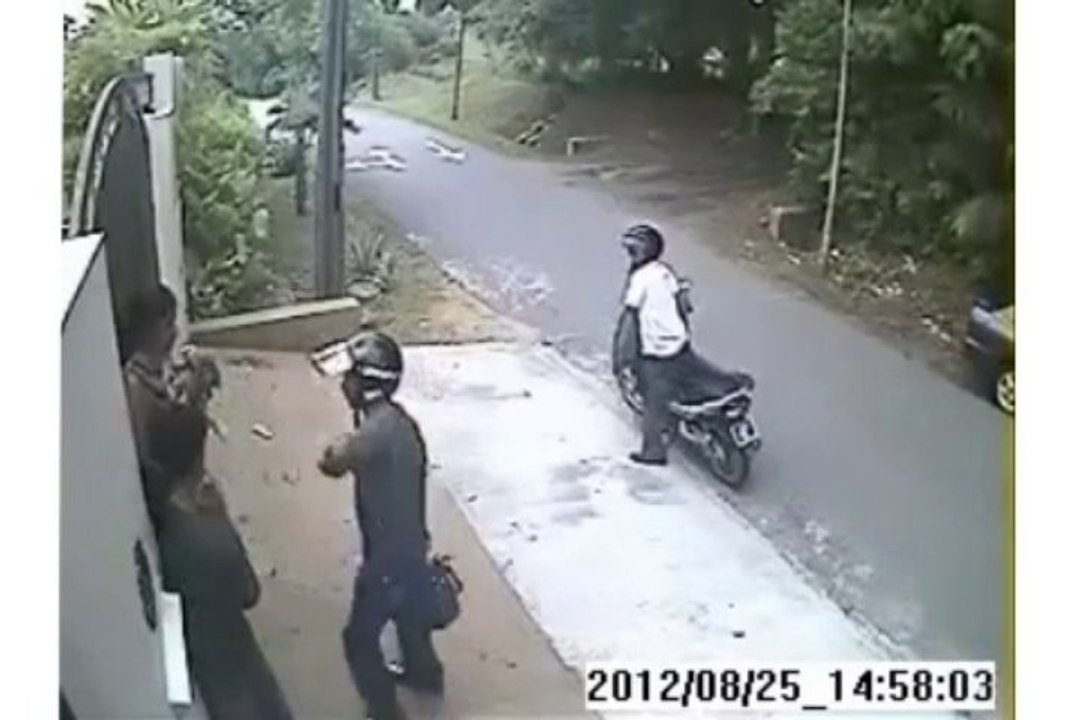 Caught on Camera: Girls Robbed at Knifepoint by Two Thugs in Broad Daylight