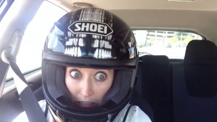 Une fille vraiment pas rassurée pendant une course automobile