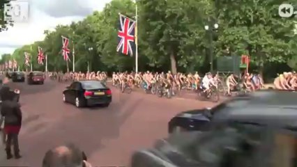 Pour protester, ils font du vélo.. nus !