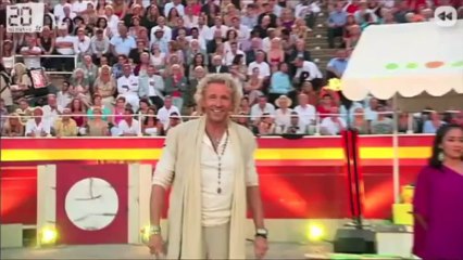 Robbie Williams en slip chute pendant son concert