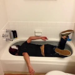 Comment prendre un bain? La technique la plus stupide ahaha