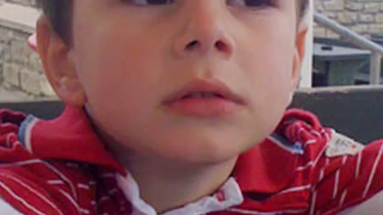 Il lui pousse des cornes sur la tête