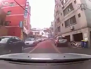 Un gros camion se trompe de route