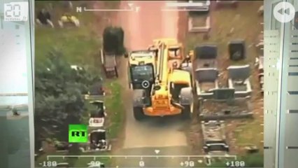 Il tente de semer la police avec... Un engin de chantier !