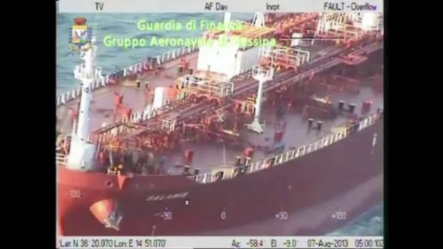 Navio com 102 imigrantes chega à Sicília