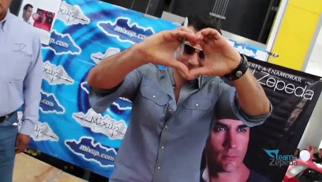 David Zepeda @davidzepeda1 en firma de autógrafos - Mixup Julio 27, 2013