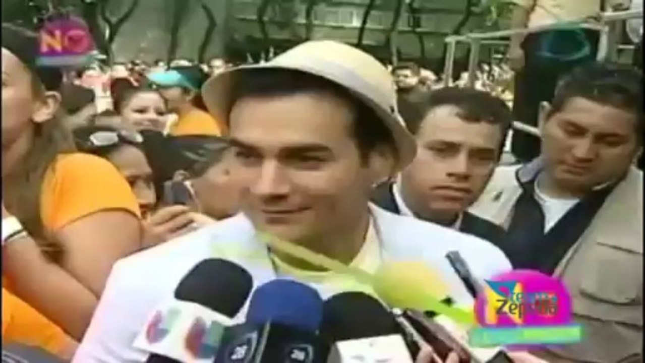 David Zepeda @davidzepeda1 feliz de que su disco se encuentra entre los más vendidos || NLC