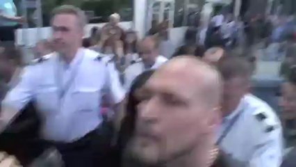 Arrivée mouvementée de Kimberly Kardashian à l'aéroport international de Nice