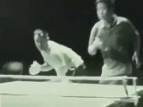 Bruce Lee jugando a ping pong con nunchakus