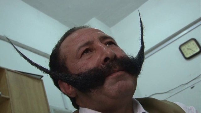 Un Pakistanais brave la mort pour sa moustache