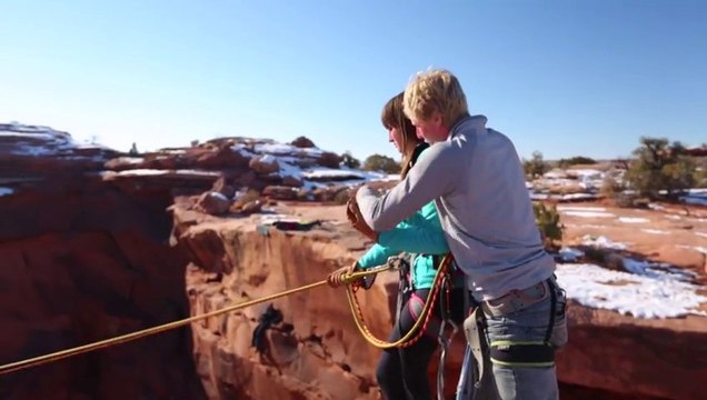Boyfriend pushes Girlfriend off cliff - Insane Rope Swing