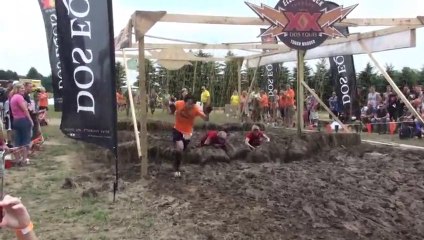 Pendu à un fil électrique sur une course d'obstacles - Violent!
