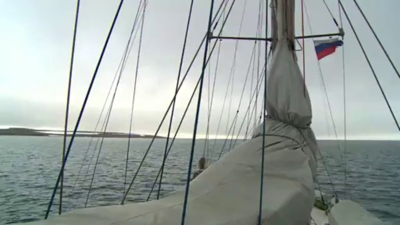 Tara rentre dans l'archipel de François Joseph et longe l'île de Nortbruk. Après le diner, l'équipage de Tara observe les glaciers qui défilent sous leurs yeux © A.Deniaud/francetv nouvelles écritures/Thalassa/Tara Expéditions