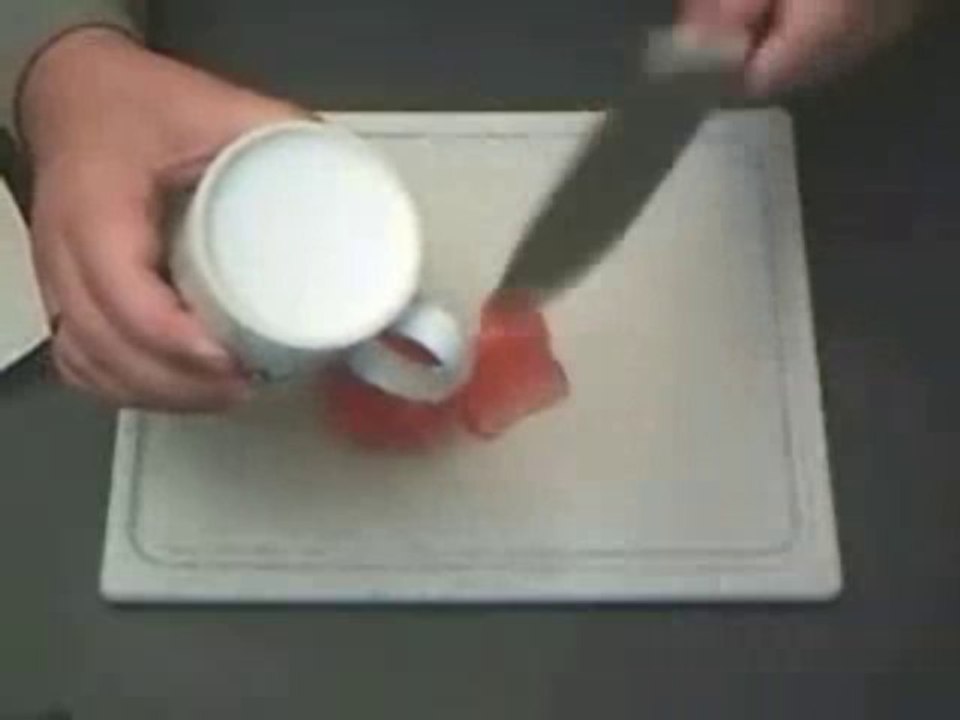 Aiguiser un couteau avec un mug