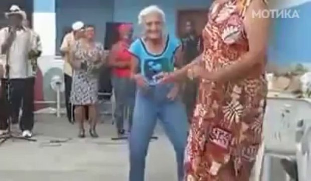 МОТИКА: Баба заведува со своето играње салса