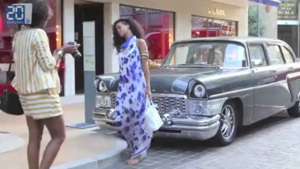 Rihanna pose devant les voitures de collection à Monaco