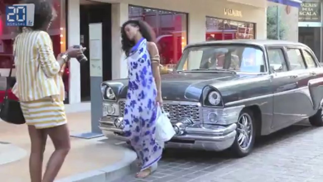 Rihanna pose devant les voitures de collection à Monaco