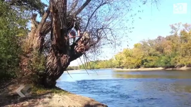 Kelly Minogue nous offre... ses fesses.