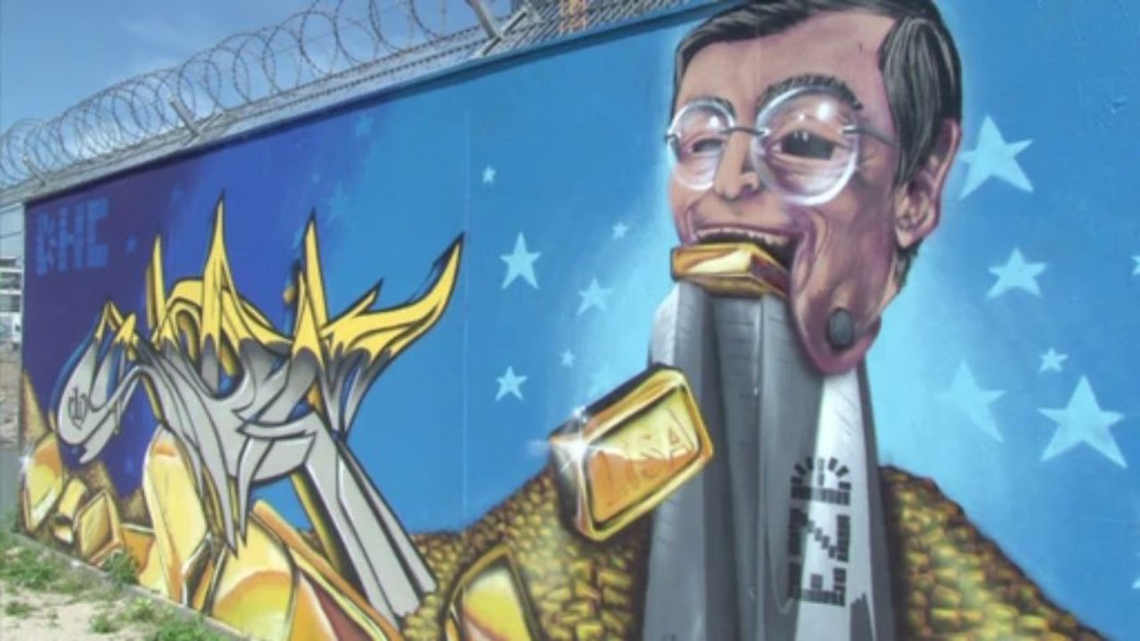 Die neue EZB - umzingelt von kritischen Graffiti