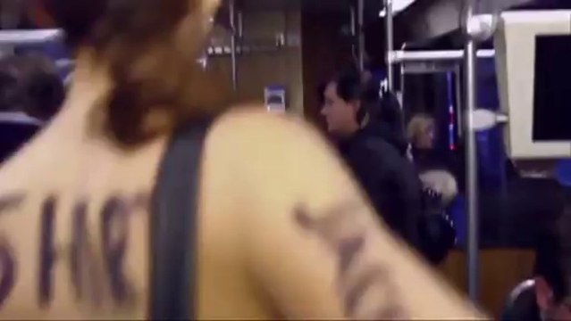 Un top-modèle se promène nue dans les transports en commun